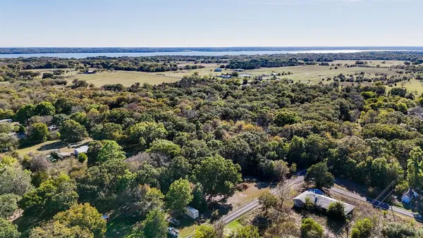 a view of a large yard with lots of green space