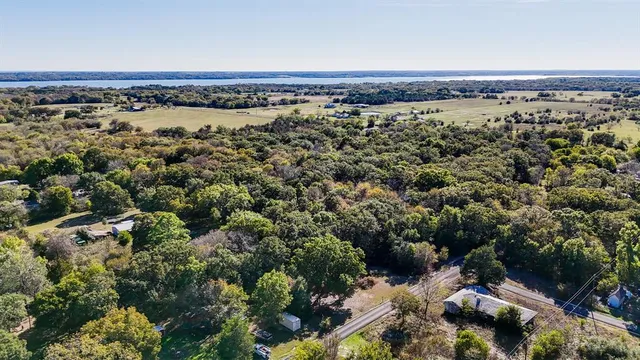 a view of a large yard with lots of green space