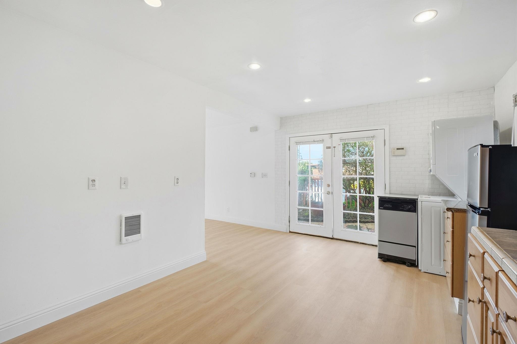 14683 Midland Road San Leandro, CA 94578 - Photo 13 of 31 an empty room with furniture and a flat screen tv
