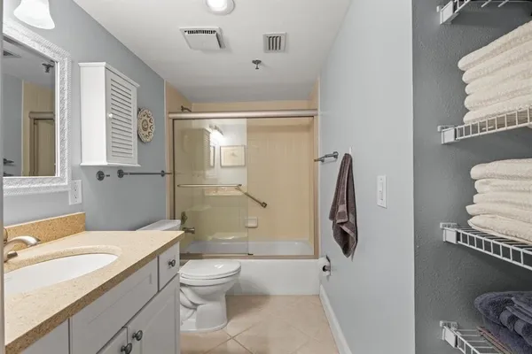 $2,850 | 1001 Benjamin Franklin Drive, Unit 512, Sarasota, FL 34236