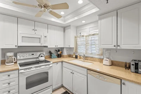 $2,850 | 1001 Benjamin Franklin Drive, Unit 512, Sarasota, FL 34236