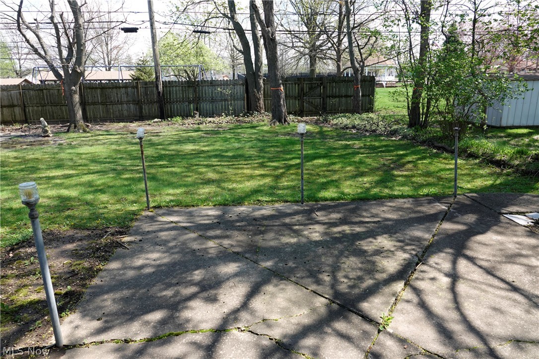 1661 Chelmsford Road Cleveland, OH 44124 - Photo 4 of 27