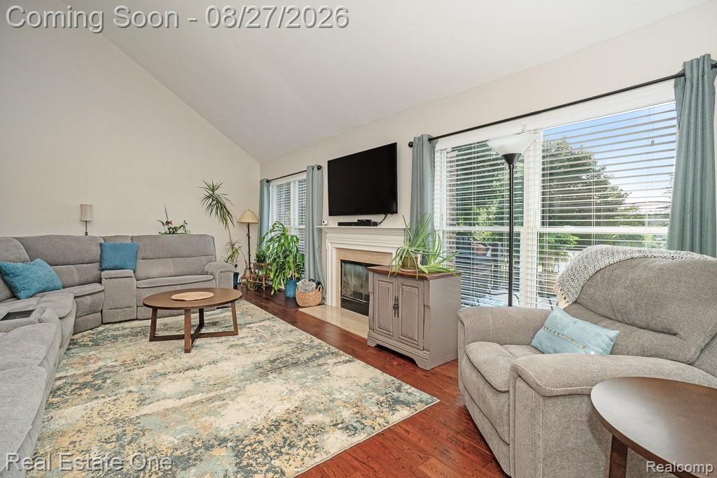 1026 Pointe Place_MLS-005.jpg