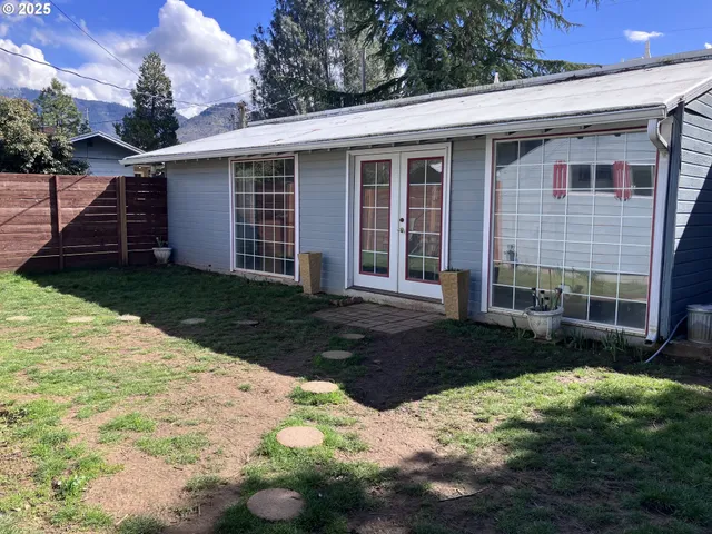 a view of a house with a yard