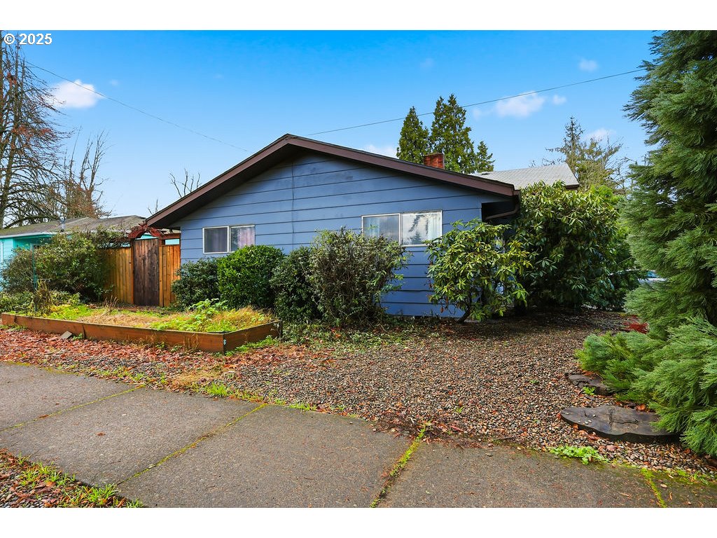 207 West D Street Springfield, OR 97477 - Photo 4 of 37