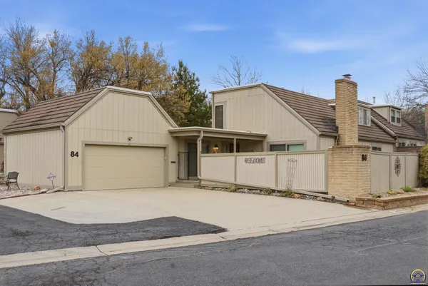 $329,999 | 84 Southwest Pepper Tree Lane, Topeka, KS 66611