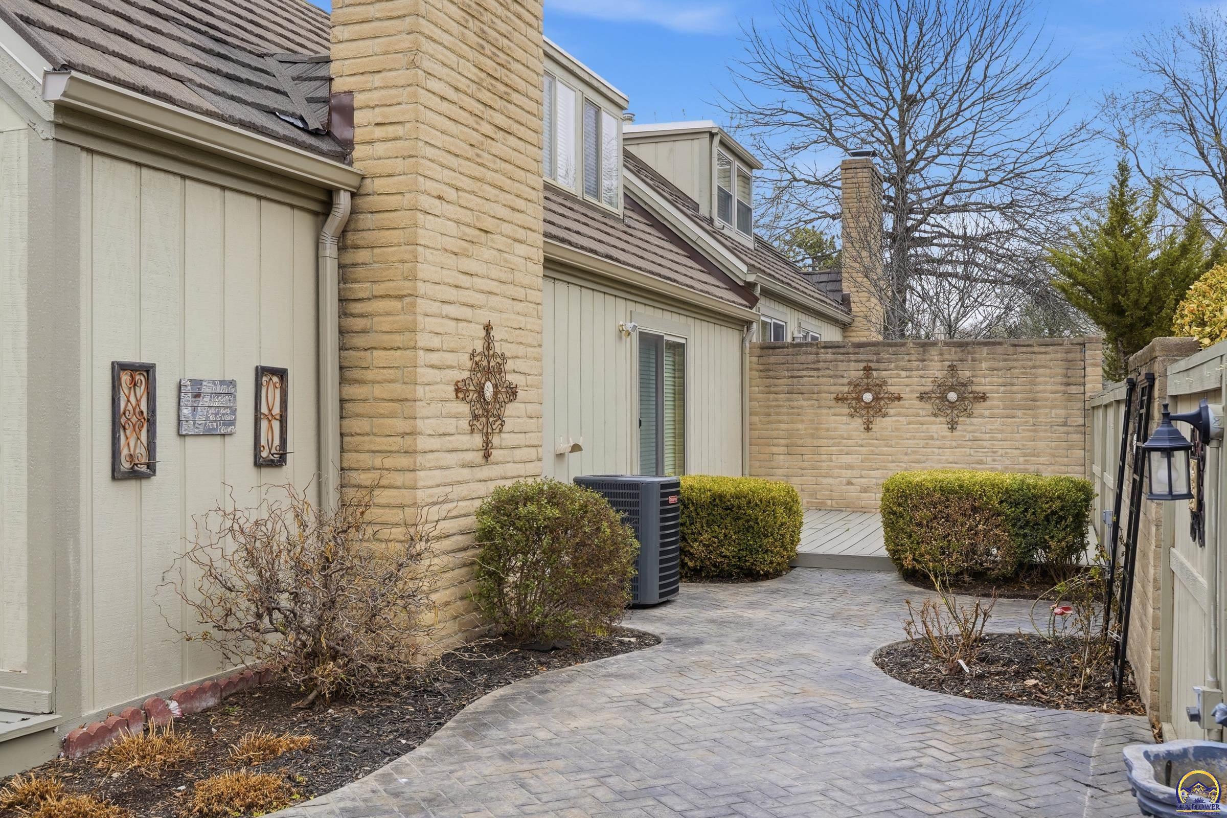 84 Southwest Pepper Tree Lane Topeka, KS 66611 - Photo 4 of 51