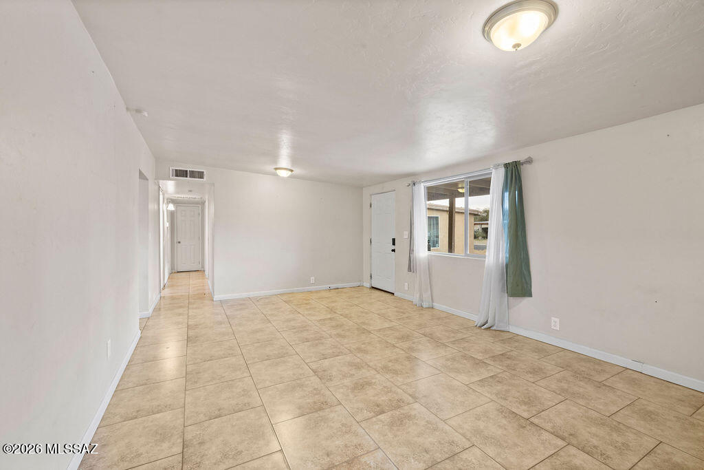 1301 West Kleindale Road Tucson, AZ 85705 - Photo 9 of 27 a view of an empty room