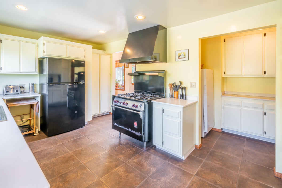 7031 Shepard Mesa Road Carpinteria, CA 93013 - Photo 11 of 30 kitchen