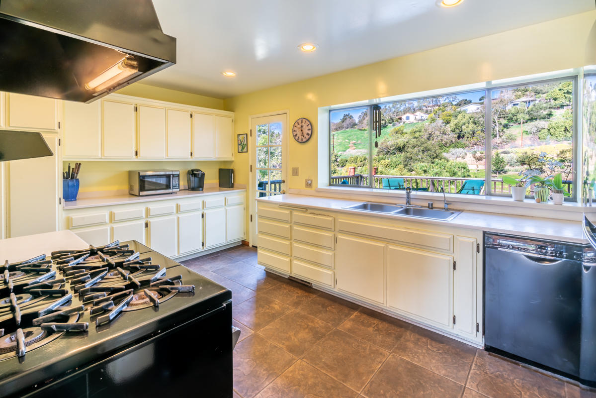 7031 Shepard Mesa Road Carpinteria, CA 93013 - Photo 10 of 30 kitchen