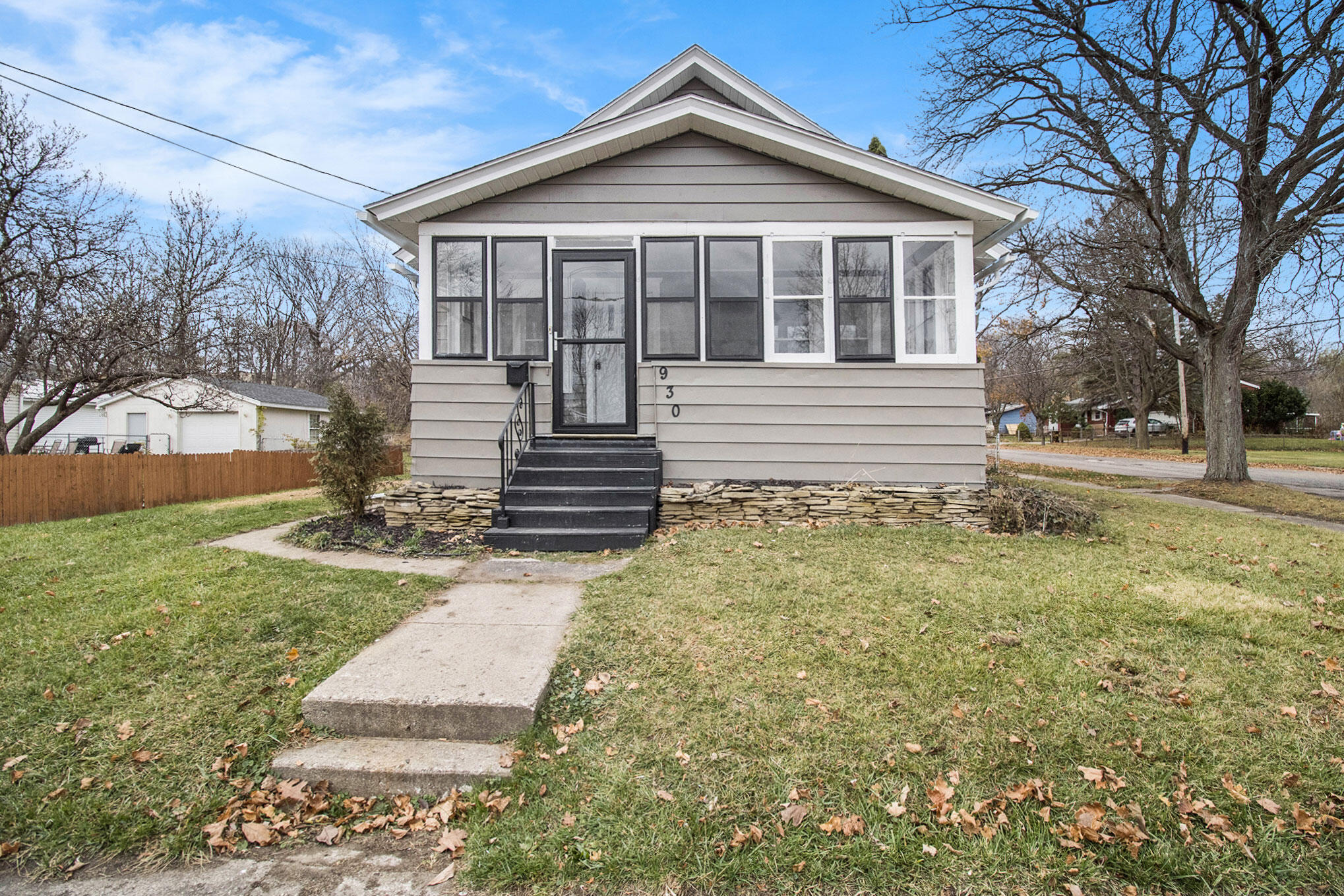 930 Spring Street Jackson, MI 49202 - Photo 1 of 26 1