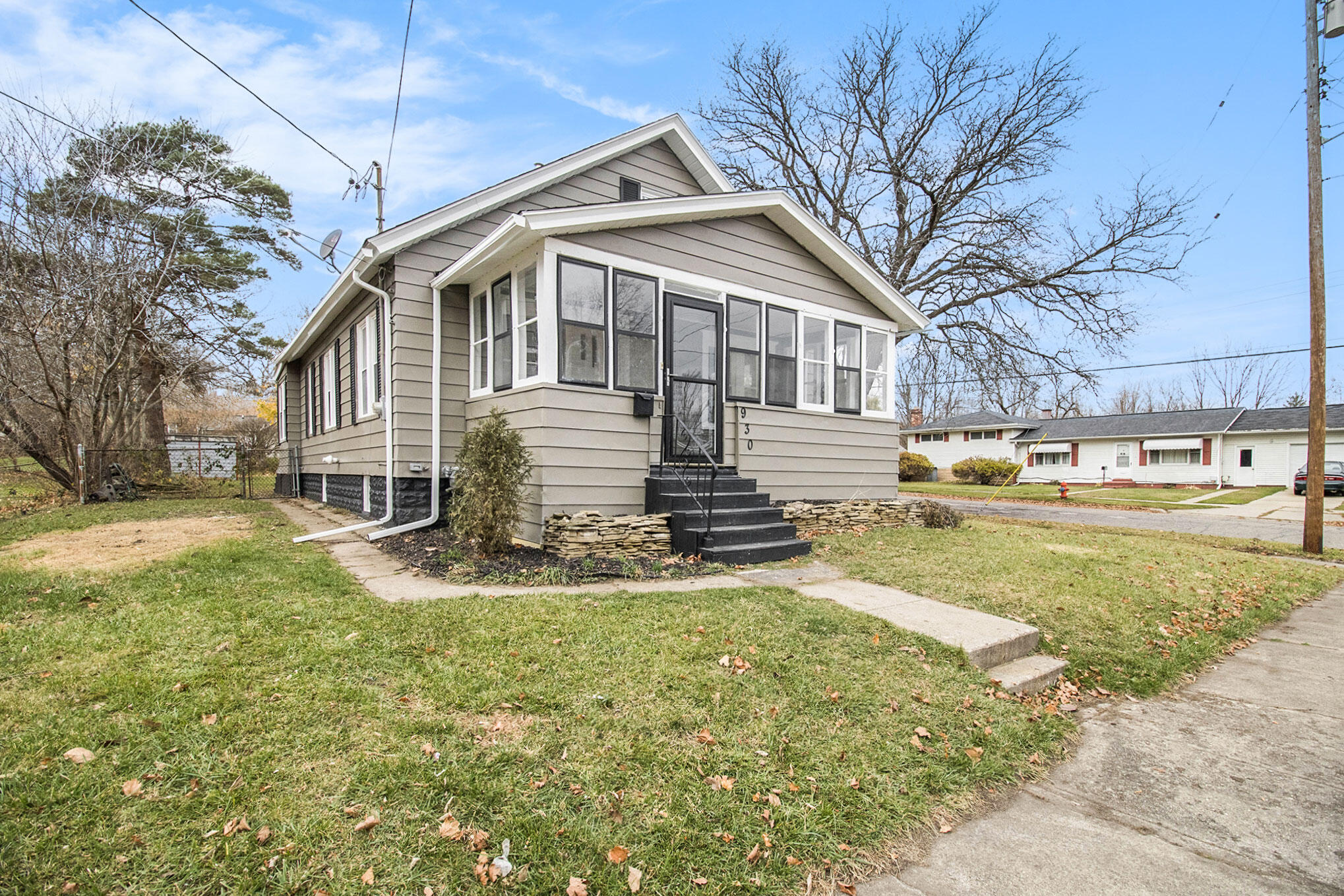 930 Spring Street Jackson, MI 49202 - Photo 2 of 26 2