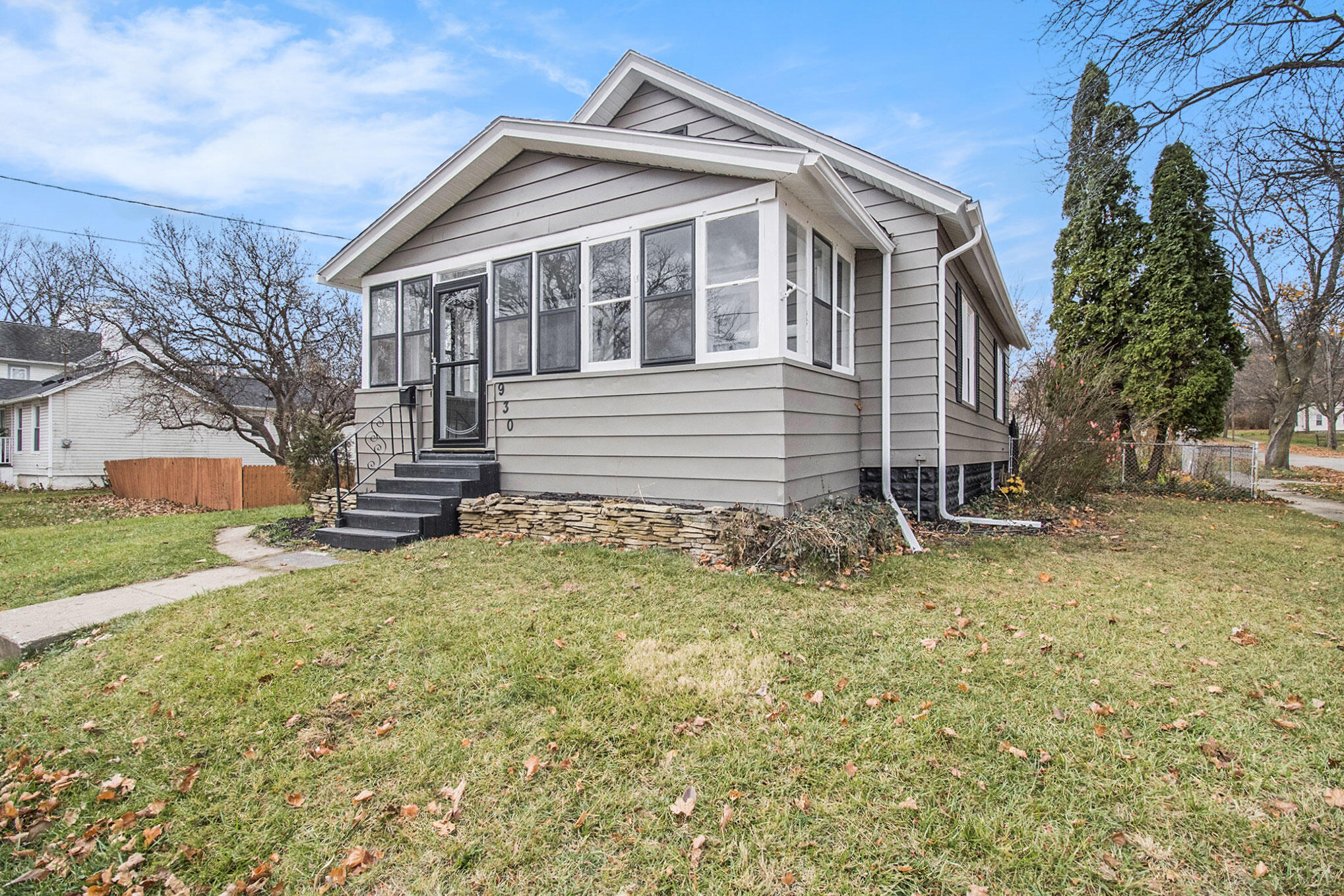 930 Spring Street Jackson, MI 49202 - Photo 3 of 26 3