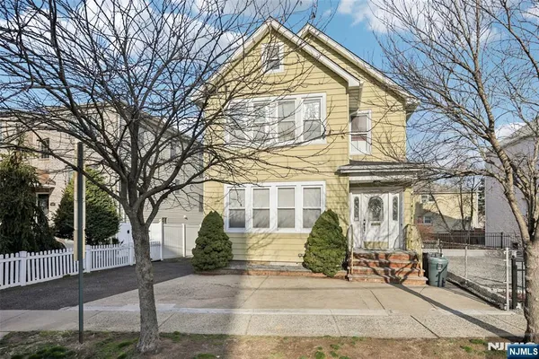 $3,200 | 105 Livingston Avenue, Unit 1, Lyndhurst, NJ 07071