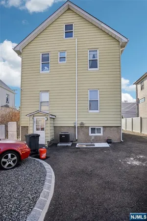 $3,200 | 105 Livingston Avenue, Unit 1, Lyndhurst, NJ 07071