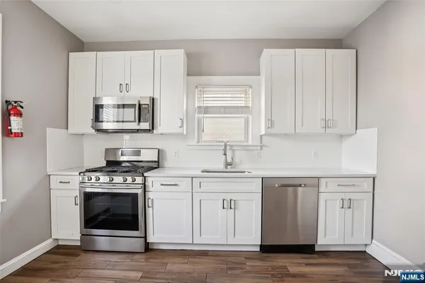 $3,200 | 105 Livingston Avenue, Unit 1, Lyndhurst, NJ 07071