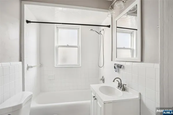 $3,200 | 105 Livingston Avenue, Unit 1, Lyndhurst, NJ 07071