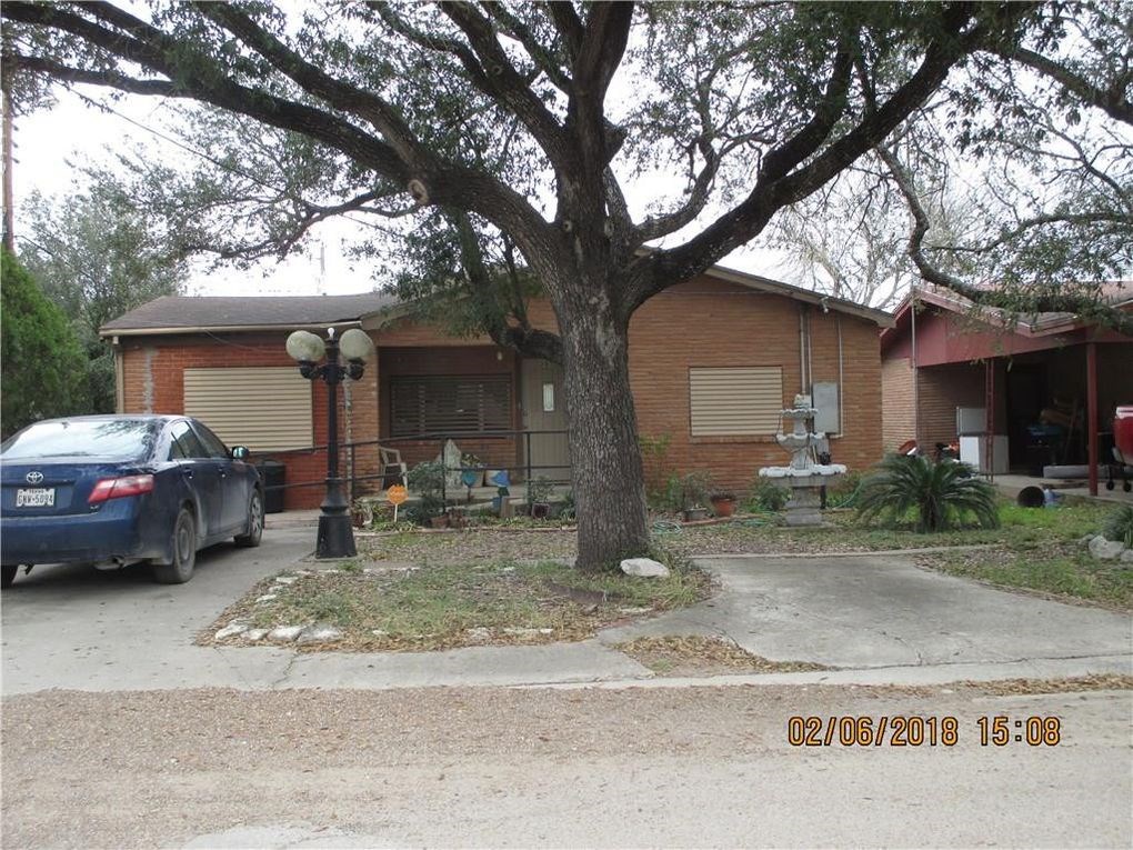 a car parked in front of white house