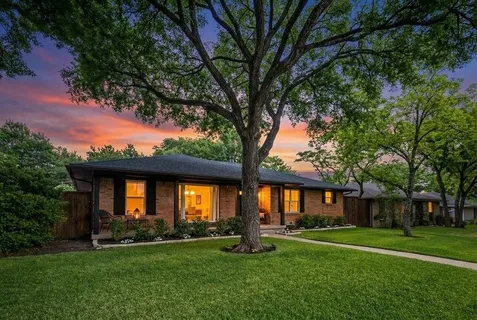 a view of a house with a backyard