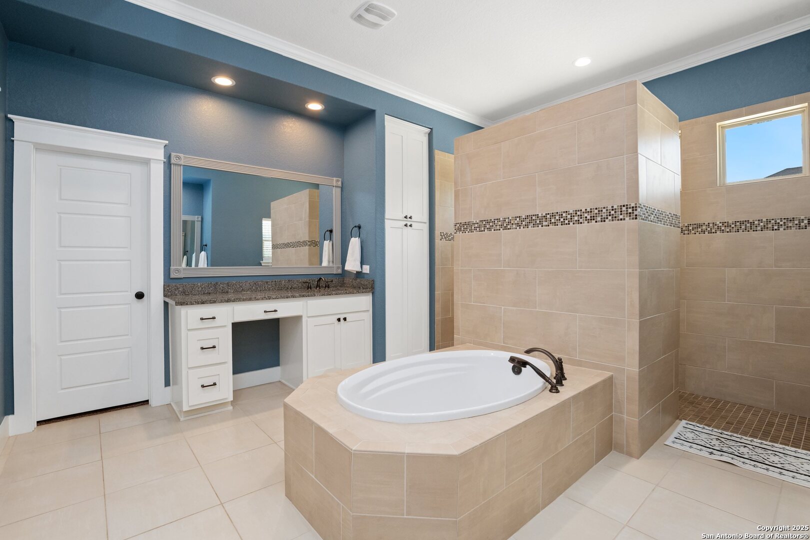 10015 Kopplin Road New Braunfels, TX 78132 - Photo 26 of 38 a bathroom with a bathtub and a sink