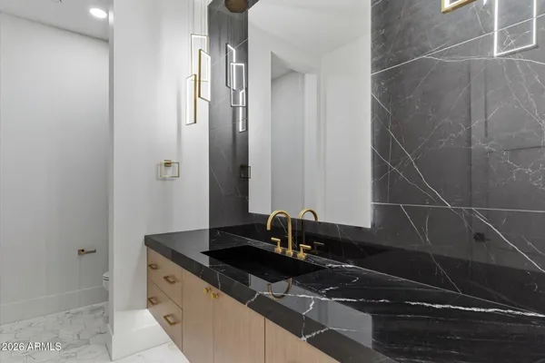 $8,999,677 | 6821 East Valley Vista Lane, Paradise Valley, AZ 85253