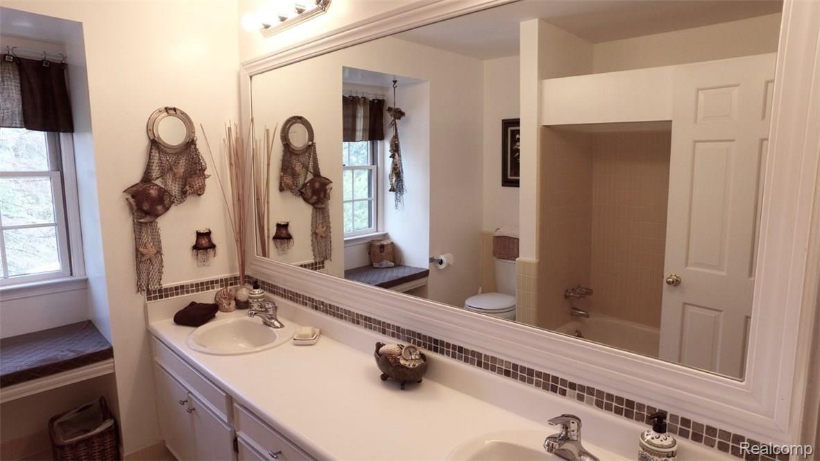 129 Coachlamp Road Rochester, MI 48306 - Photo 37 of 41 Upstairs full bath