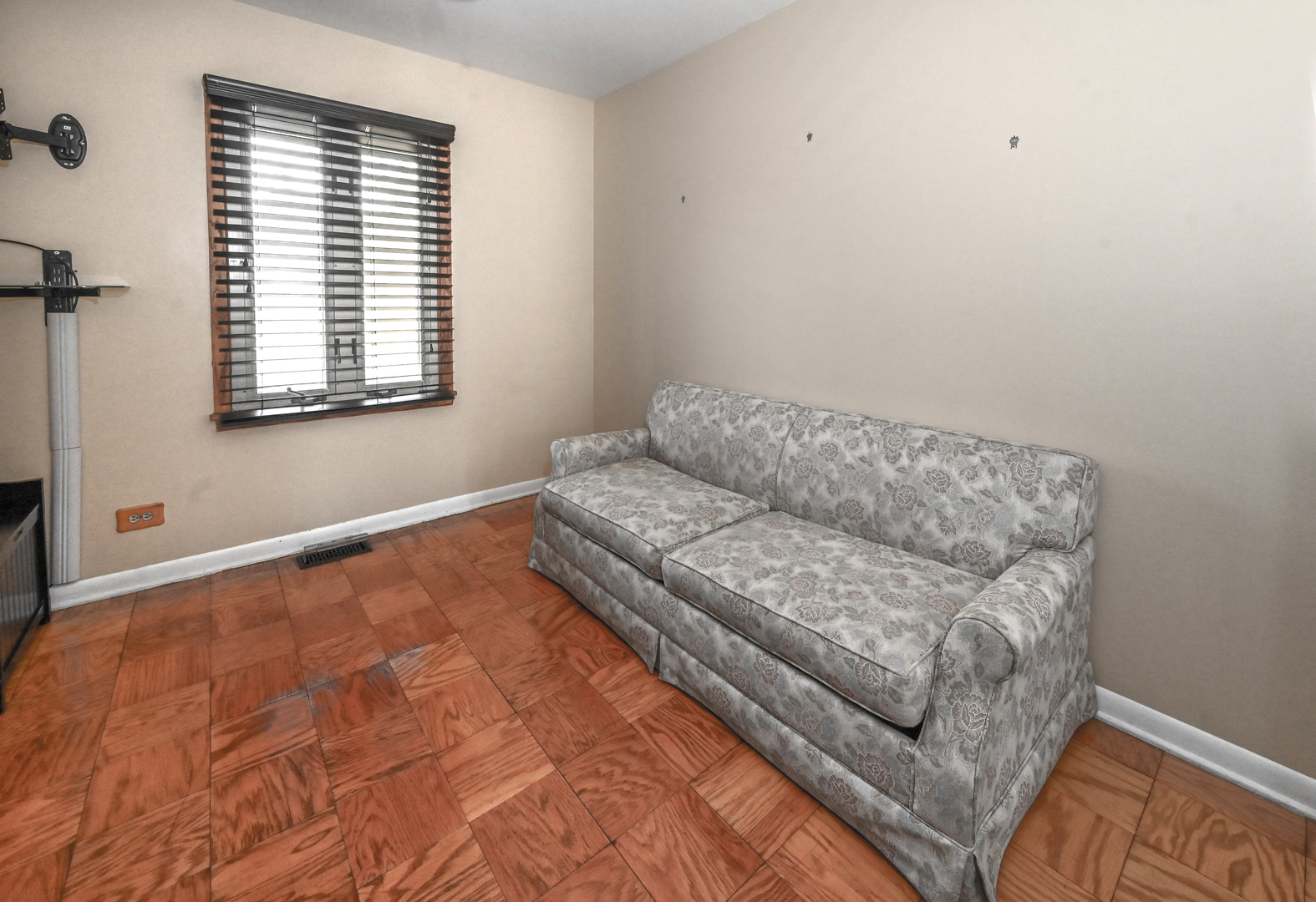 81 Grange Road Elk Grove Village, IL 60007 - Photo 24 of 32 a living room with furniture and a window