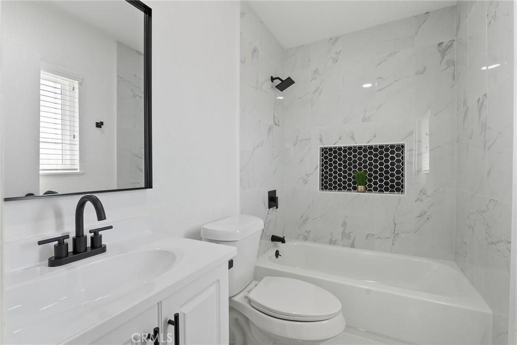 20631 Zuni Road Apple Valley, CA 92307 - Photo 17 of 25 a bathroom with a toilet sink and bathtub