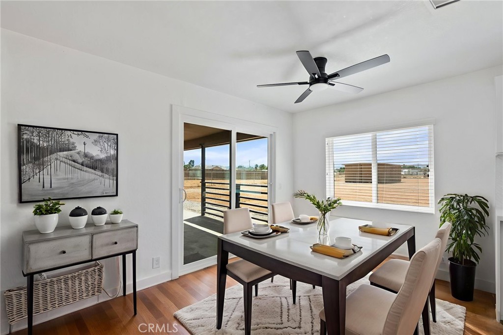20631 Zuni Road Apple Valley, CA 92307 - Photo 7 of 25 a view of a livingroom with furniture and window