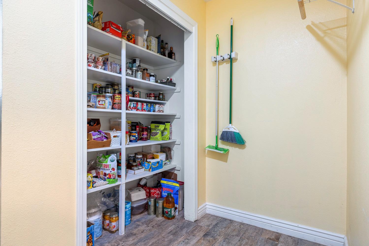 5741 Elwood Road Sanger, CA 93657 - Photo 21 of 71 Large Pantry