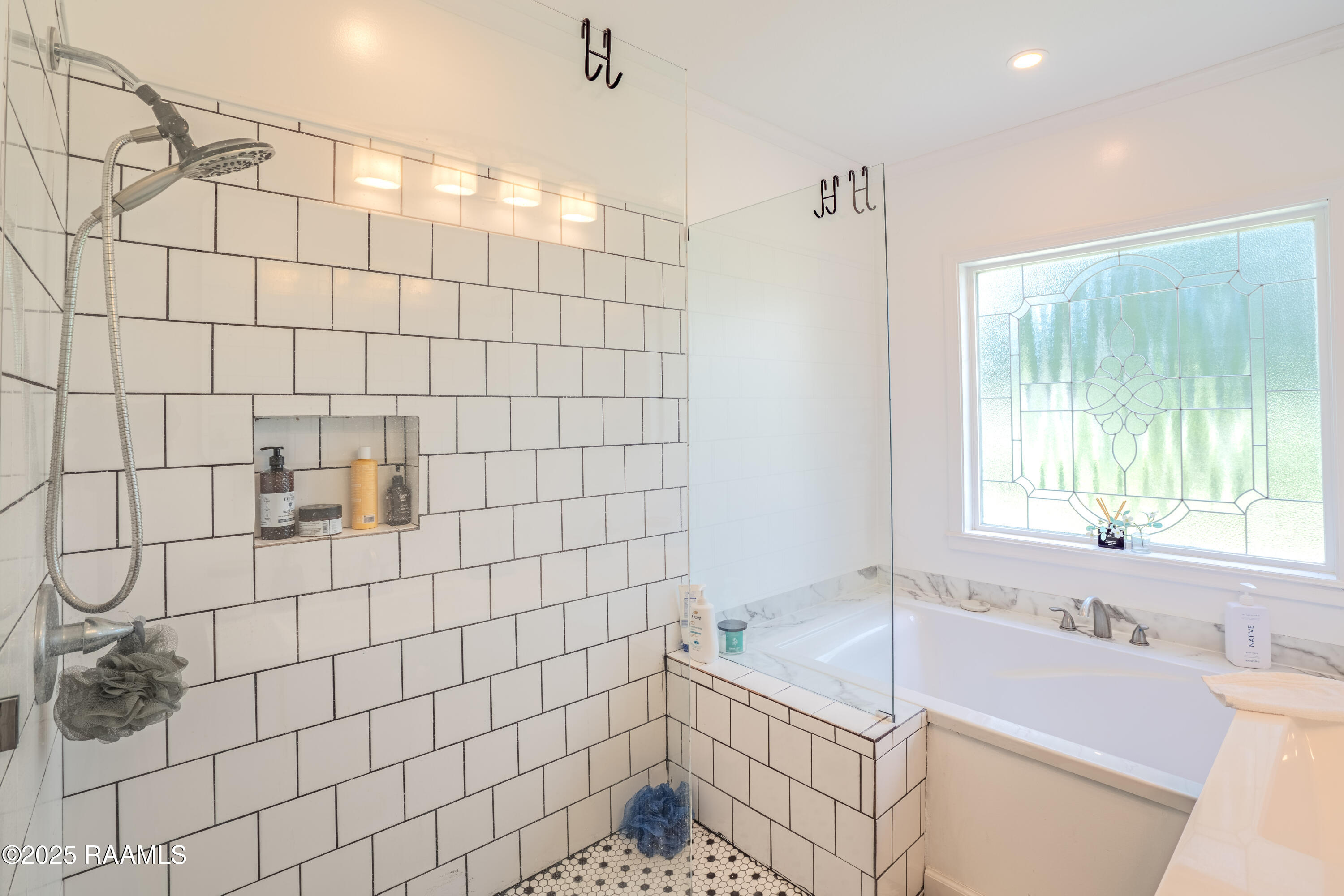 407 North Foote Avenue Kaplan, LA 70548 - Photo 17 of 24 Primary Bath