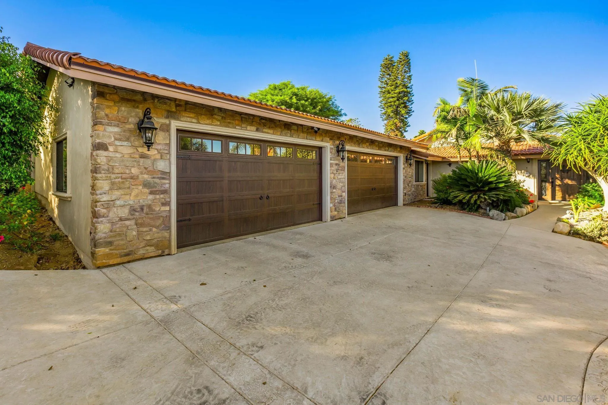 2302 Casitas Del Sol Fallbrook, CA 92028 - Photo 33 of 46 front view of a house with a garage