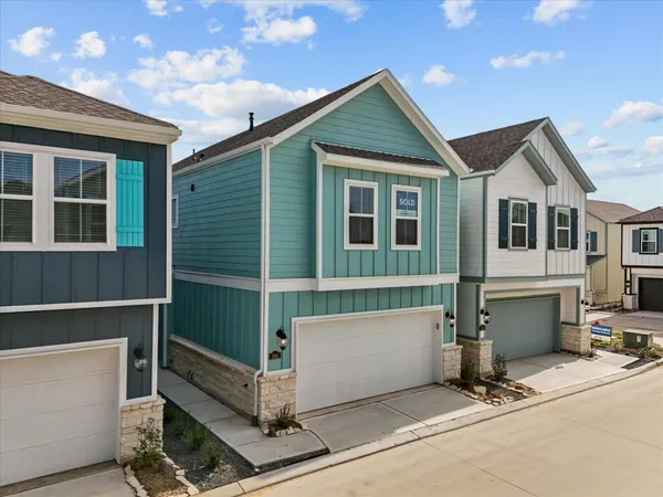 $2,400 | 594 Avisa Drive, Kemah, TX 77565