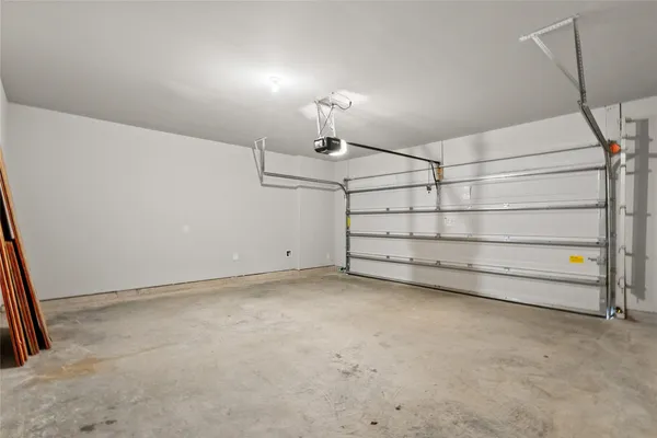 $2,325 | 594 Avisa Drive, Kemah, TX 77565