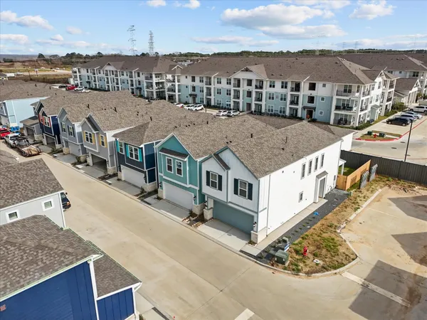 $2,325 | 594 Avisa Drive, Kemah, TX 77565