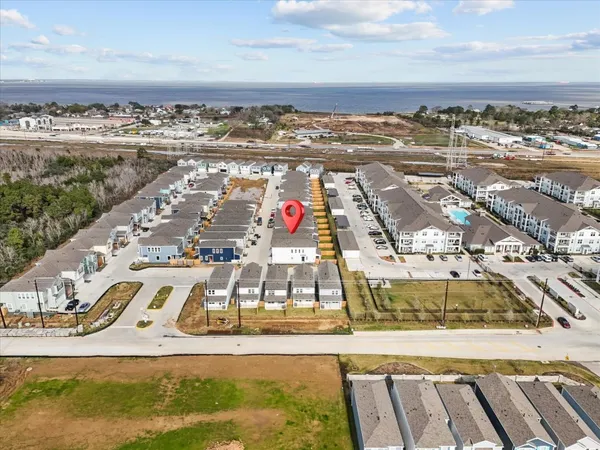 $2,400 | 594 Avisa Drive, Kemah, TX 77565