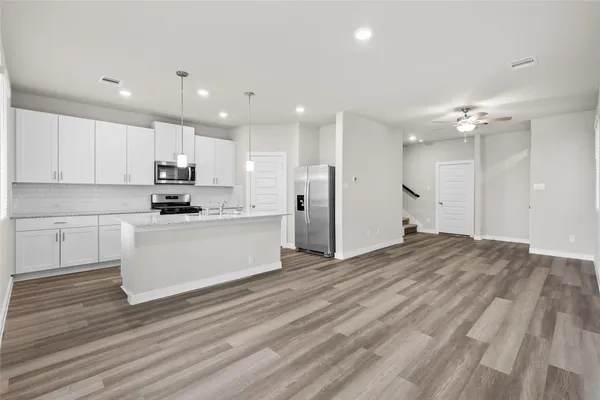 $2,325 | 594 Avisa Drive, Kemah, TX 77565