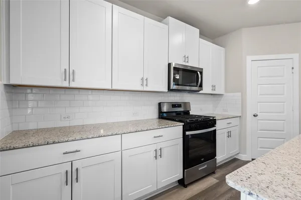 $2,325 | 594 Avisa Drive, Kemah, TX 77565