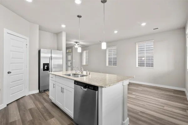 $2,325 | 594 Avisa Drive, Kemah, TX 77565