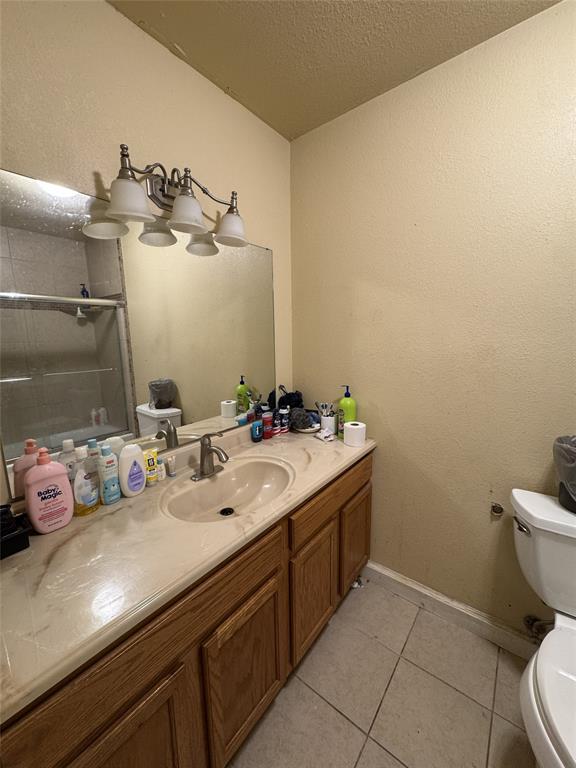 636 East Kempner Street Mabank, TX 75147 - Photo 20 of 28 Double vanity with integrated sinks and a chrome faucet