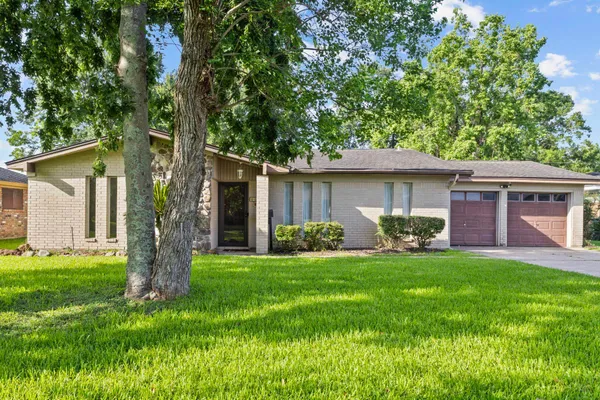 $239,900 | 805 Lazy Lane, Port Neches, TX 77651