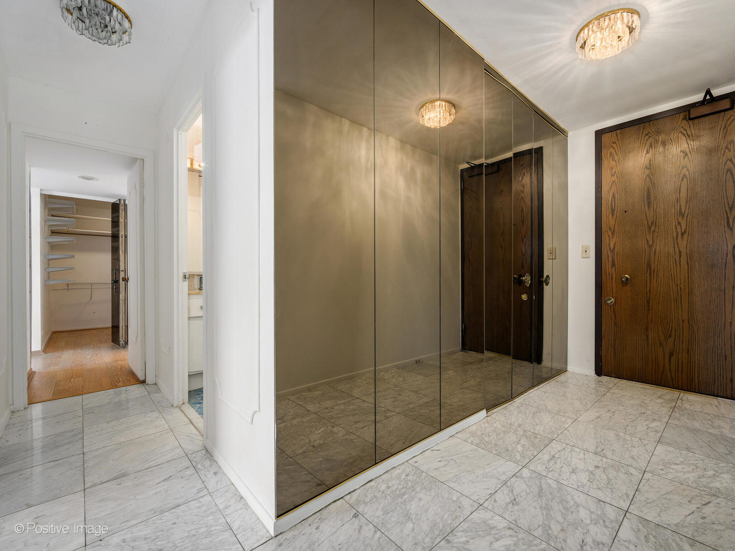 5855 North Sheridan Road, Unit 17D Chicago, IL 60660 - Photo 4 of 18 a view of a hallway