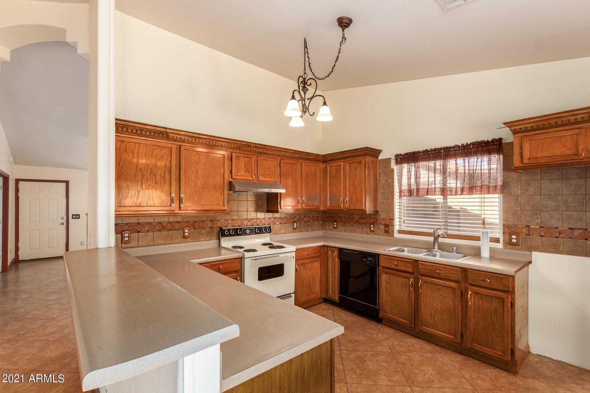 1631 East Vineyard Road Phoenix, AZ 85042 - Photo 13 of 32 BREAKFAST BAR
