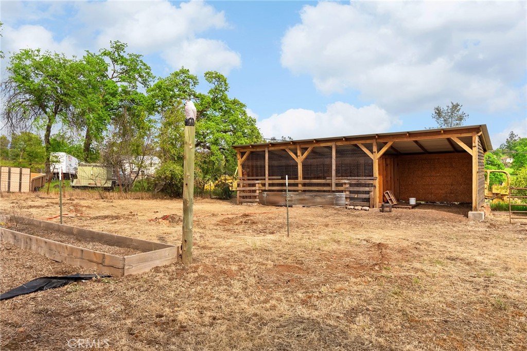 25 Wayland Road Paradise, CA 95969 - Photo 4 of 12 a backyard of a house with table and chairs