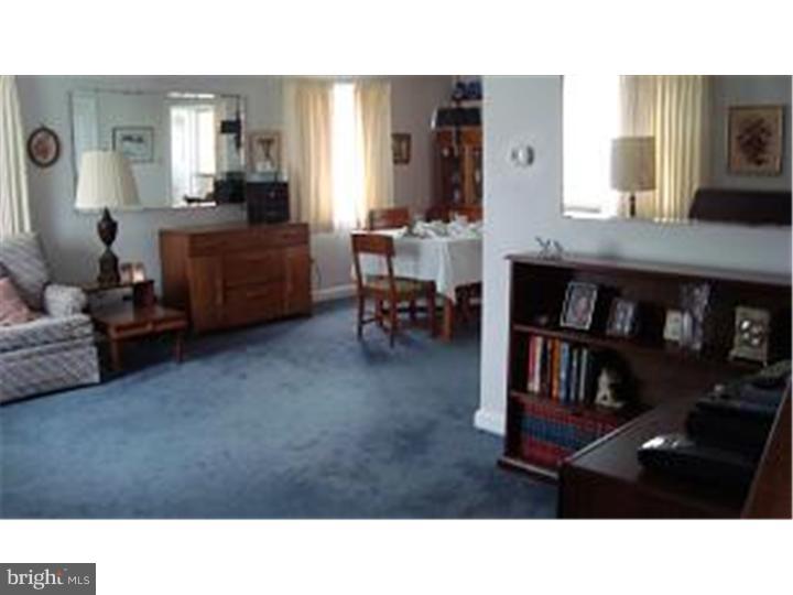 528 Ridley Avenue Folsom, PA 19033 - Photo 8 of 23 Living Room
