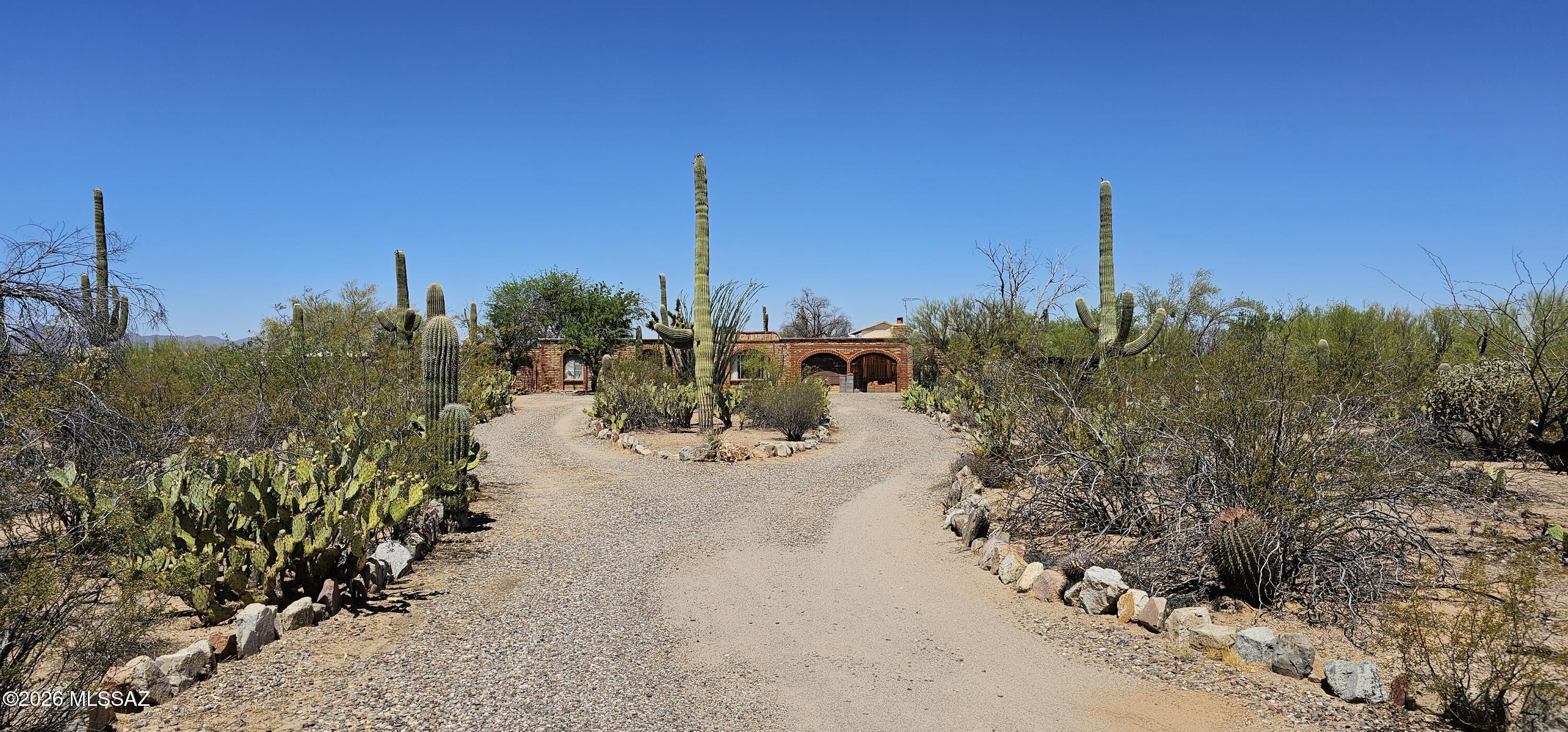 4441 North Sanders Road Tucson, AZ 85743 - Photo 32 of 40 Driveway