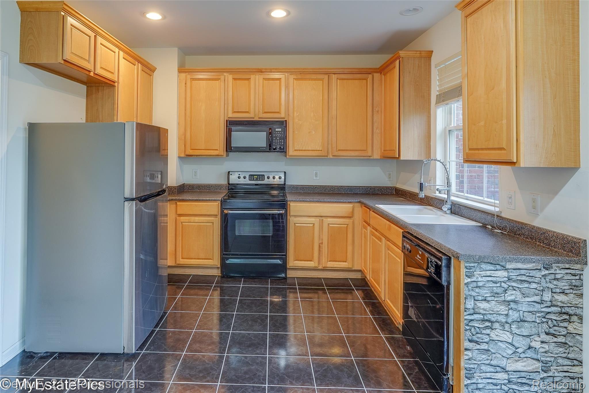 41651 Mitchell Road Novi, MI 48377 - Photo 16 of 41 41651 mitchell rd - novi-16.jpg