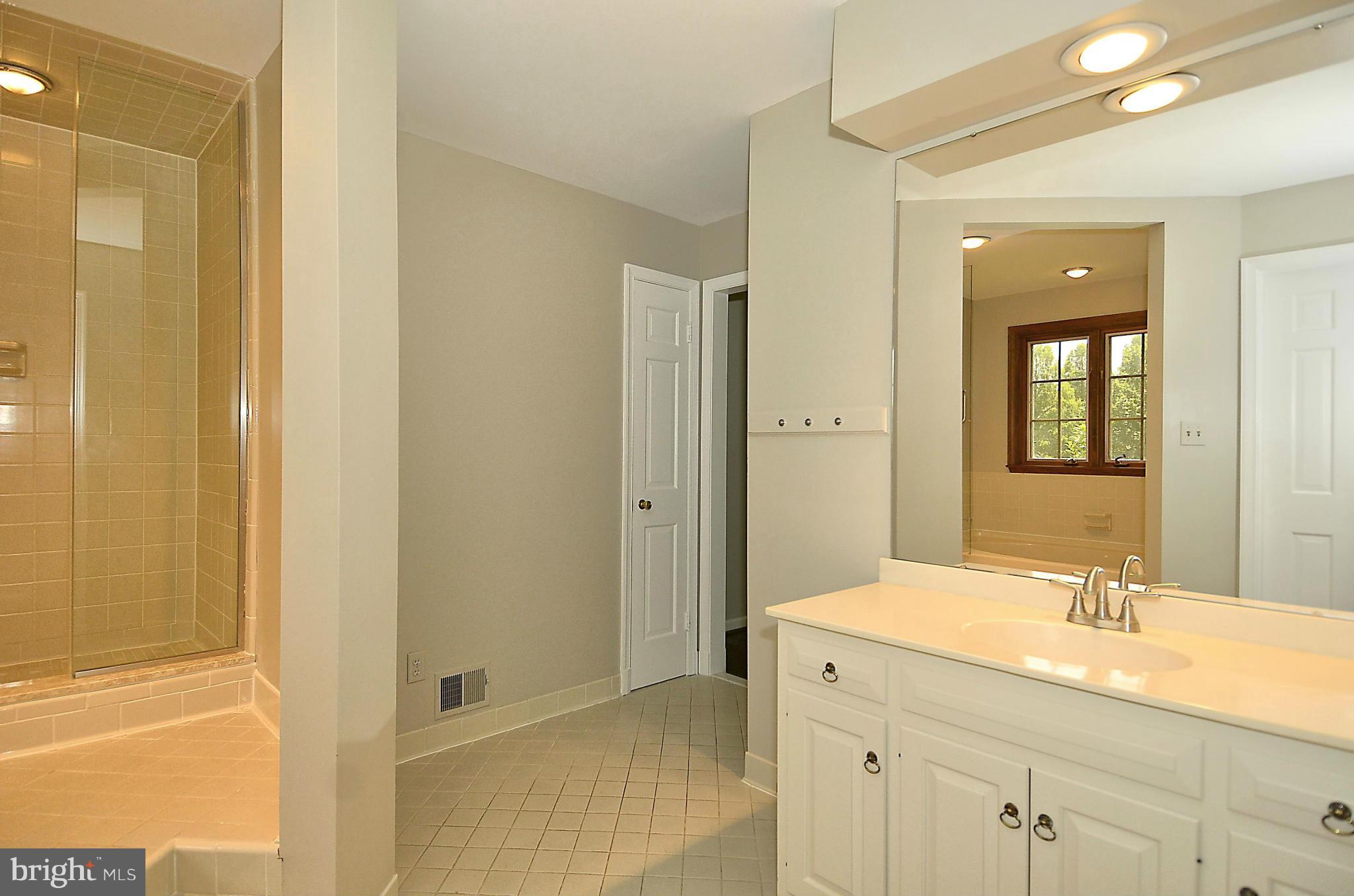 12405 Beall Spring Road Potomac, MD 20854 - Photo 25 of 30 Bath (Master)