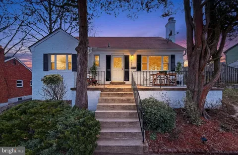 $864,000 | 905 North McKinley Road, Arlington, VA 22205