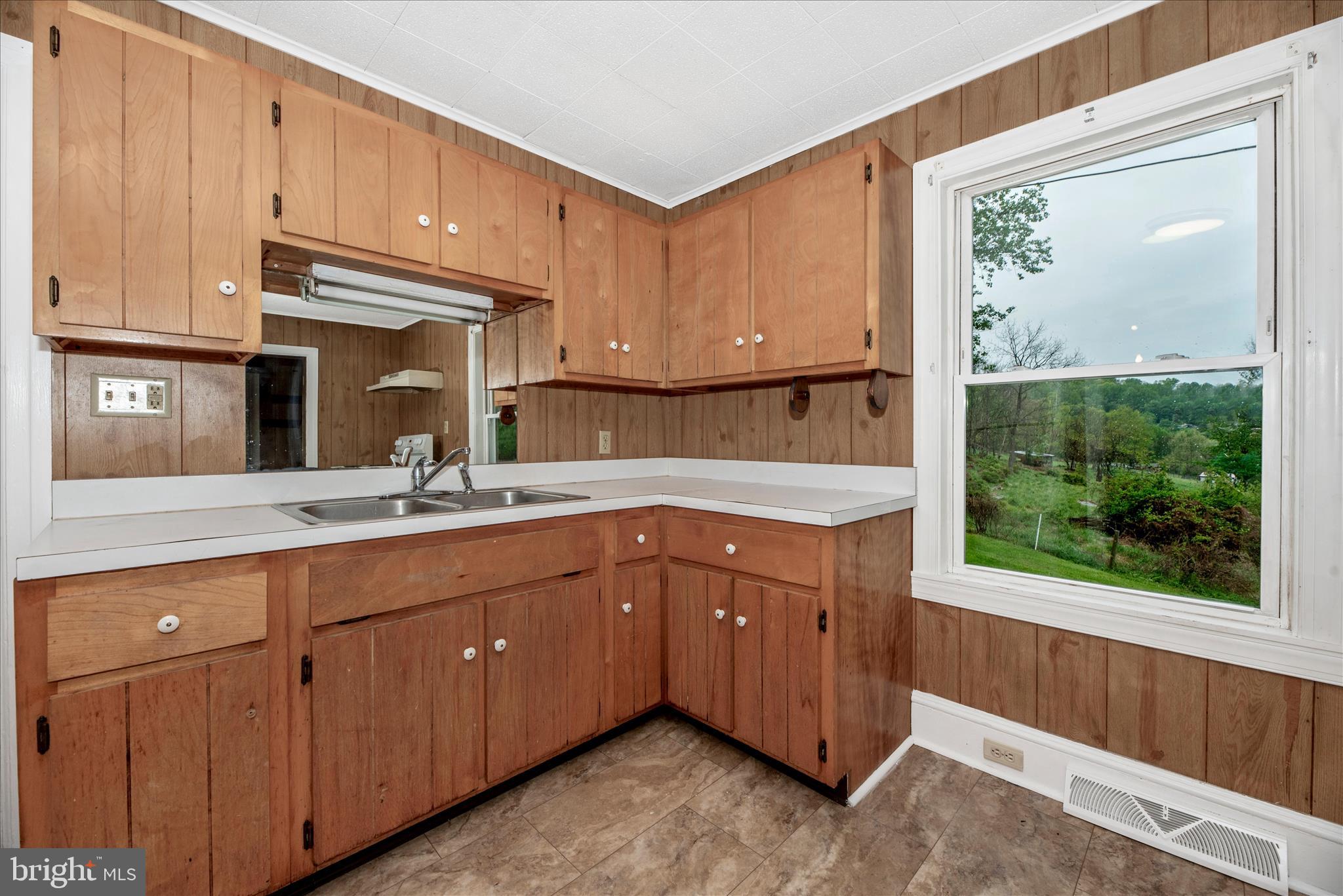 6419 Zittlestown Road Boonsboro, MD 21713 - Photo 15 of 38 Kitchen & Dining